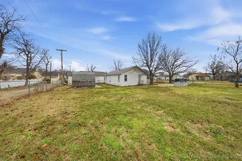 Exterior - 616 E Cherry St, Cushing, OK 74023 photo 3 of 5