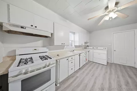 Kitchen - 616 E Cherry St, Cushing, OK 74023 photo 3 of 3