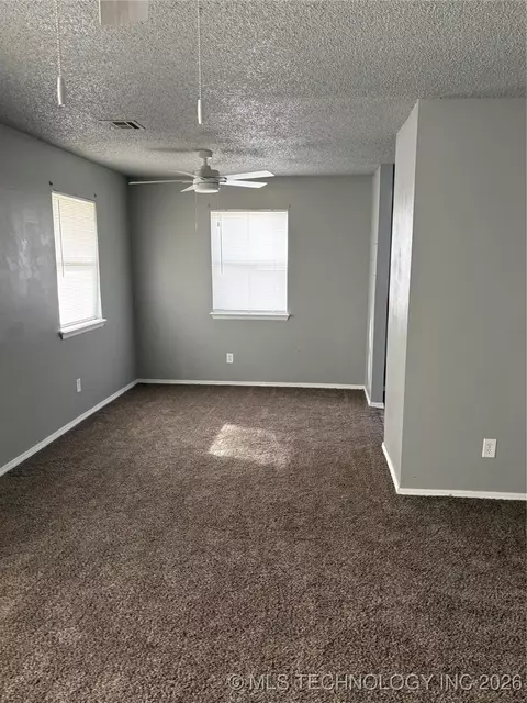 Living - 1001 E Pecan St, Cushing, OK 74023 photo 4 of 4