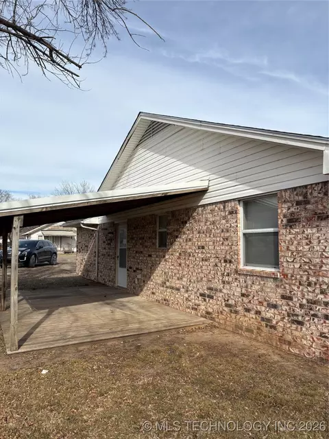 Exterior - 1001 E Pecan St, Cushing, OK 74023 photo 3 of 5
