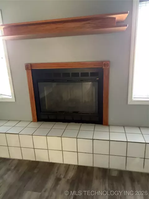 Living - 1001 E Pecan St, Cushing, OK 74023 photo 3 of 4