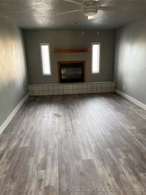 Living - 1001 E Pecan St, Cushing, OK 74023 photo 2 of 4