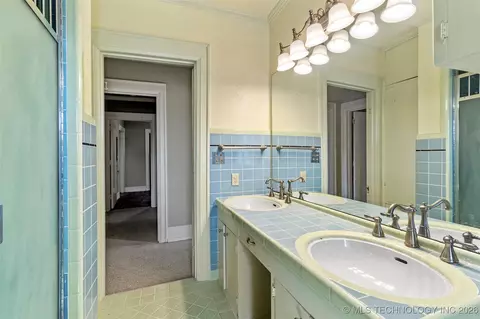 Bath - 1312 E 9th, Ada, OK 74820 photo 4 of 5