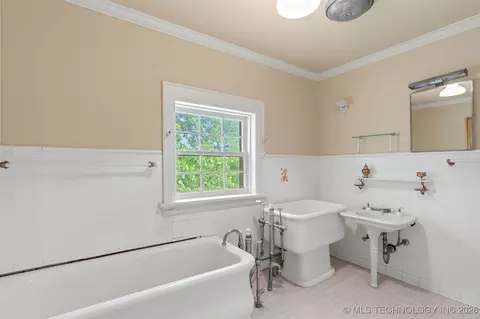 Bath - 1312 E 9th, Ada, OK 74820 photo 2 of 5
