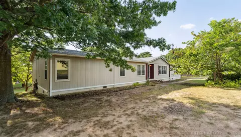 33 E Center St, Salina, OK 74365