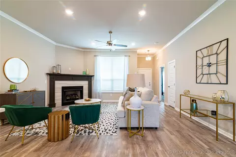 Living - 1403 E 150th Pl S, Glenpool, OK 74033 photo 2 of 4