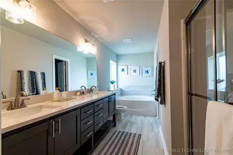 Bath - 1403 E 150th Pl S, Glenpool, OK 74033 photo 3 of 4