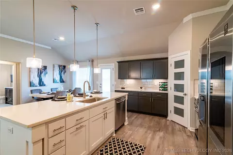 Kitchen - 1403 E 150th Pl S, Glenpool, OK 74033 photo 4 of 4