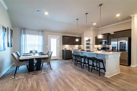 Dining - 1403 E 150th Pl S, Glenpool, OK 74033 photo 3 of 3