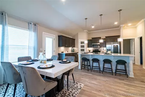 Dining - 1403 E 150th Pl S, Glenpool, OK 74033 photo 2 of 3