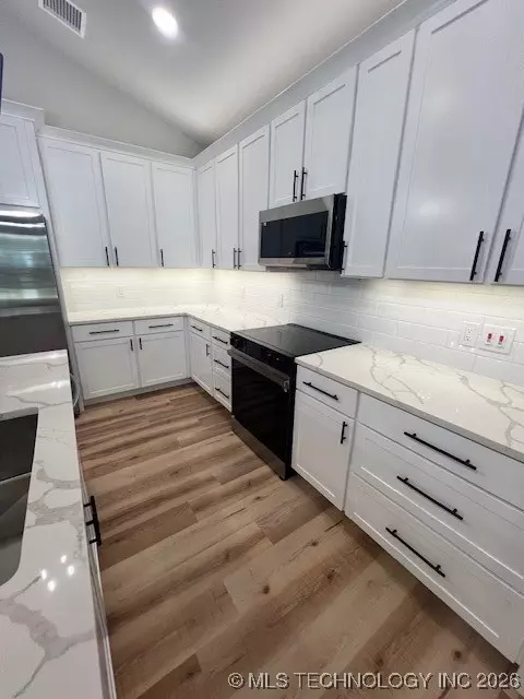 Kitchen - 29 Circle Dr, Monkey Island, OK 74331 photo 2 of 3