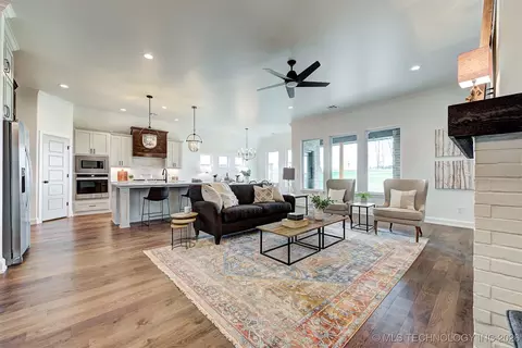 Living - 7210 E Queens Pl, Broken Arrow, OK 74014 photo 1 of 3
