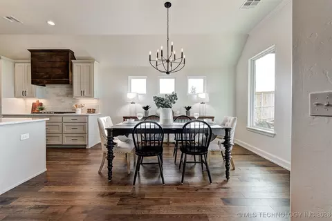 Dining - 7210 E Queens Pl, Broken Arrow, OK 74014 photo 2 of 2