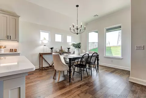 Dining - 7210 E Queens Pl, Broken Arrow, OK 74014 photo 1 of 2
