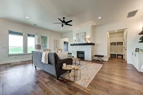 Living - 7210 E Queens Pl, Broken Arrow, OK 74014 photo 2 of 3