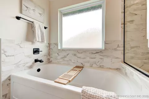 Bath - 7210 E Queens Pl, Broken Arrow, OK 74014 photo 2 of 6