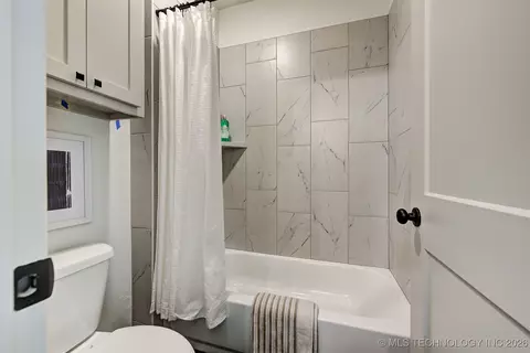 Bath - 7210 E Queens Pl, Broken Arrow, OK 74014 photo 6 of 6