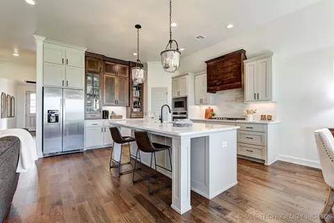 Kitchen - 7210 E Queens Pl, Broken Arrow, OK 74014 photo 2 of 4