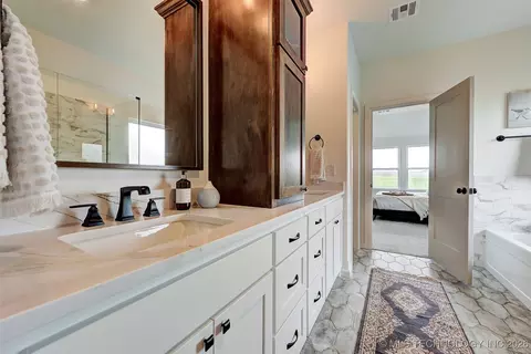 Bath - 7210 E Queens Pl, Broken Arrow, OK 74014 photo 3 of 6