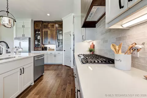 Kitchen - 7210 E Queens Pl, Broken Arrow, OK 74014 photo 3 of 4