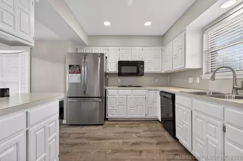 Kitchen - 3341 E 83rd Pl, Tulsa, OK 74137 photo 2 of 5