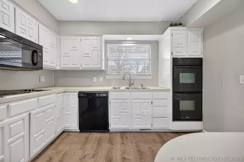 Kitchen - 3341 E 83rd Pl, Tulsa, OK 74137 photo 1 of 5