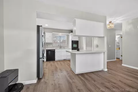 Kitchen - 3341 E 83rd Pl, Tulsa, OK 74137 photo 5 of 5
