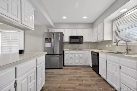 Kitchen - 3341 E 83rd Pl, Tulsa, OK 74137 photo 4 of 5