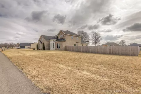 1113 Elizabeth Dr, Checotah, OK 74426 photo 3