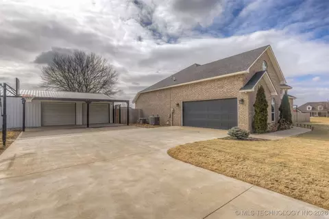 1113 Elizabeth Dr, Checotah, OK 74426 photo 4