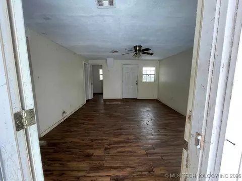 Living - 807 NW 3rd St, Wagoner, OK 74467 photo 1 of 4