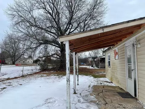 Exterior - 807 NW 3rd St, Wagoner, OK 74467 photo 3 of 5