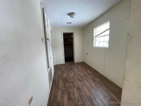 Entry Way - 807 NW 3rd St, Wagoner, OK 74467 photo 2 of 2