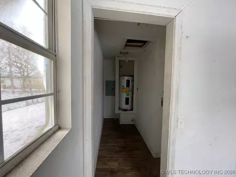 Entry Way - 807 NW 3rd St, Wagoner, OK 74467 photo 1 of 2
