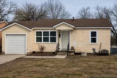 435 S Maple St, Nowata, OK 74048