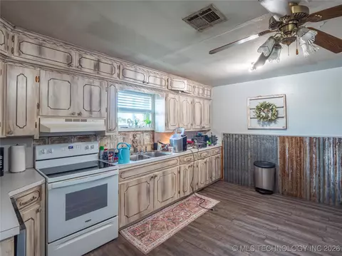 Kitchen - 419000 E 1110 Rd, Checotah, OK 74426 photo 2 of 2