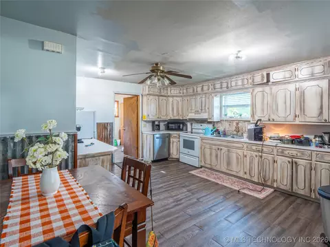 Kitchen - 419000 E 1110 Rd, Checotah, OK 74426 photo 1 of 2