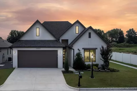 1203 N 71st Pl, Broken Arrow, OK 74014