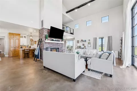 Living - 23960 E 710 Rd, Wagoner, OK 74467 photo 2 of 4