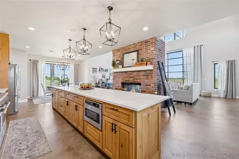 Kitchen - 23960 E 710 Rd, Wagoner, OK 74467 photo 4 of 5