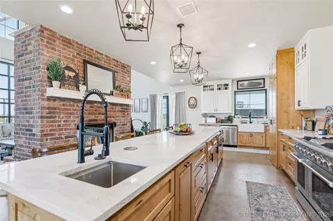 Kitchen - 23960 E 710 Rd, Wagoner, OK 74467 photo 2 of 5