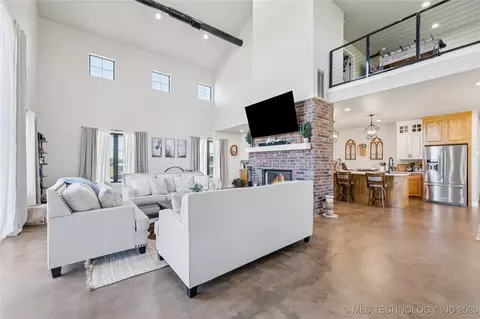 Living - 23960 E 710 Rd, Wagoner, OK 74467 photo 4 of 4