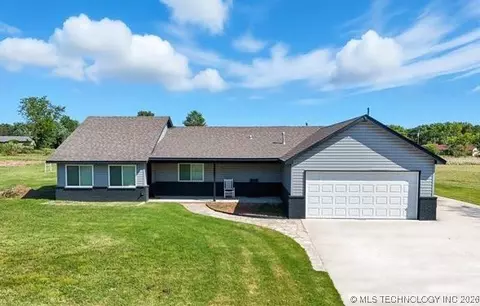 17065 Honeysuckle Ln, Claremore, OK 74019