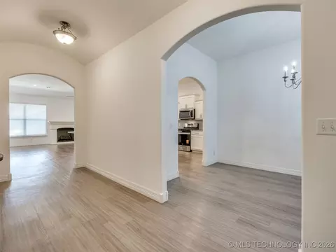 Entry Way - 7315 E Oak Ridge St, Broken Arrow, OK 74014 photo 3 of 5