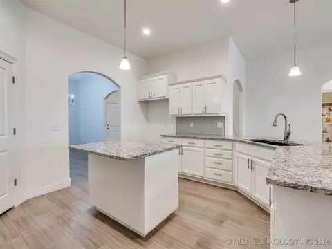 Kitchen - 7315 E Oak Ridge St, Broken Arrow, OK 74014 photo 4 of 9