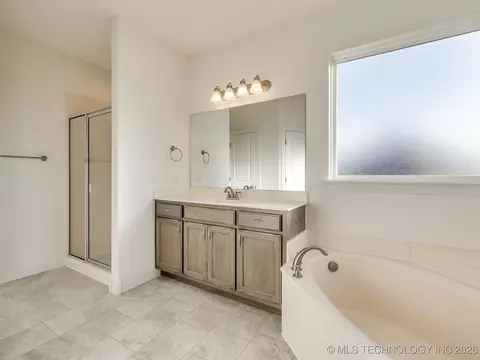 Bath - 7315 E Oak Ridge St, Broken Arrow, OK 74014 photo 4 of 7