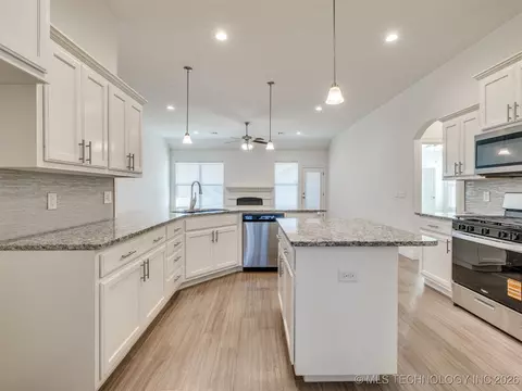 Kitchen - 7315 E Oak Ridge St, Broken Arrow, OK 74014 photo 1 of 9