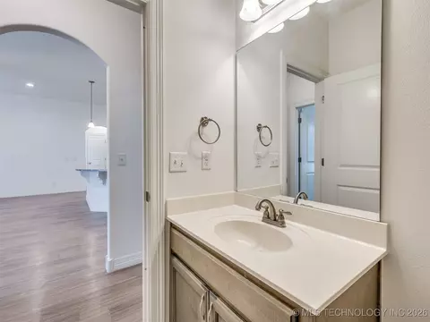 Bath - 7315 E Oak Ridge St, Broken Arrow, OK 74014 photo 2 of 7