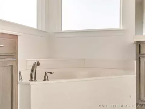 Bath - 7315 E Oak Ridge St, Broken Arrow, OK 74014 photo 7 of 7