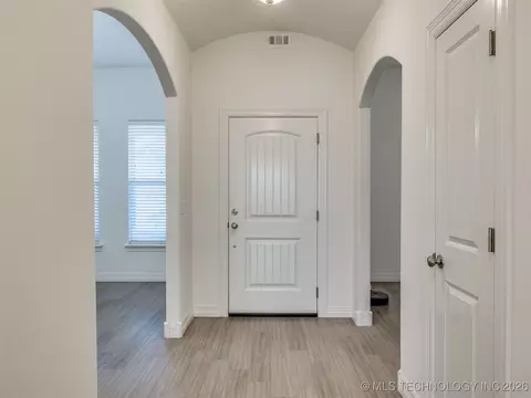 Entry Way - 7315 E Oak Ridge St, Broken Arrow, OK 74014 photo 1 of 5
